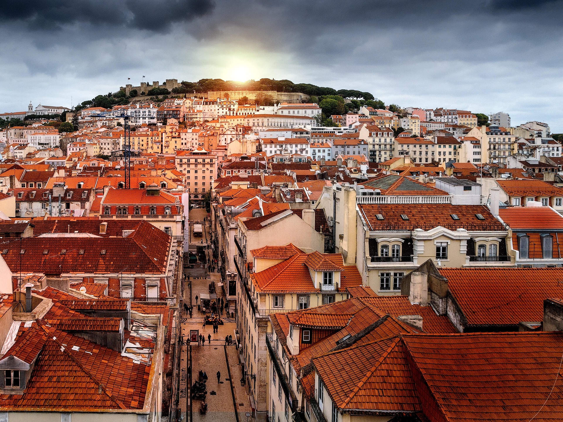 Lisboa iluminada al atardecer con el río Tajo al fondo