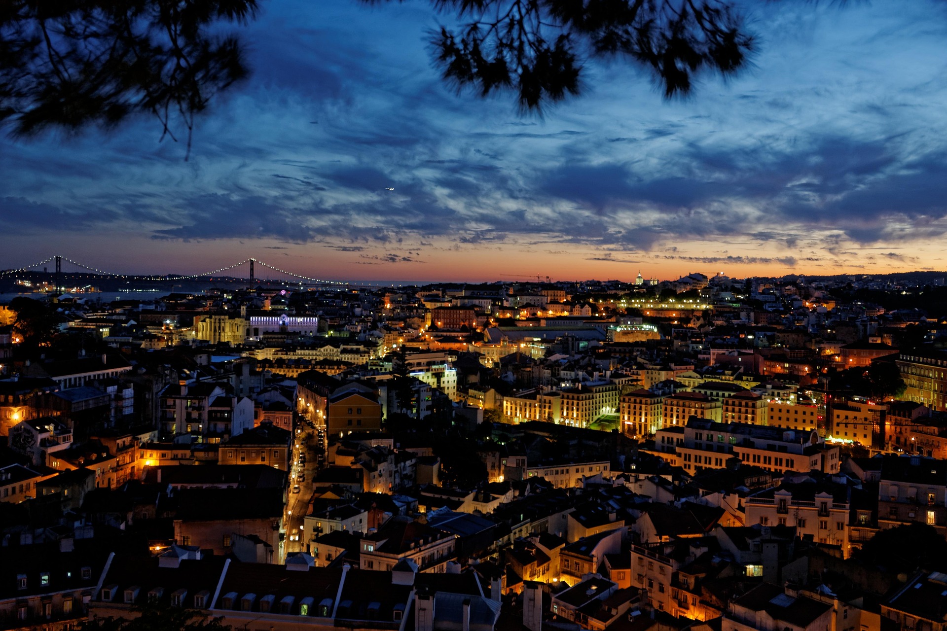 Lisboa iluminada durante la noche