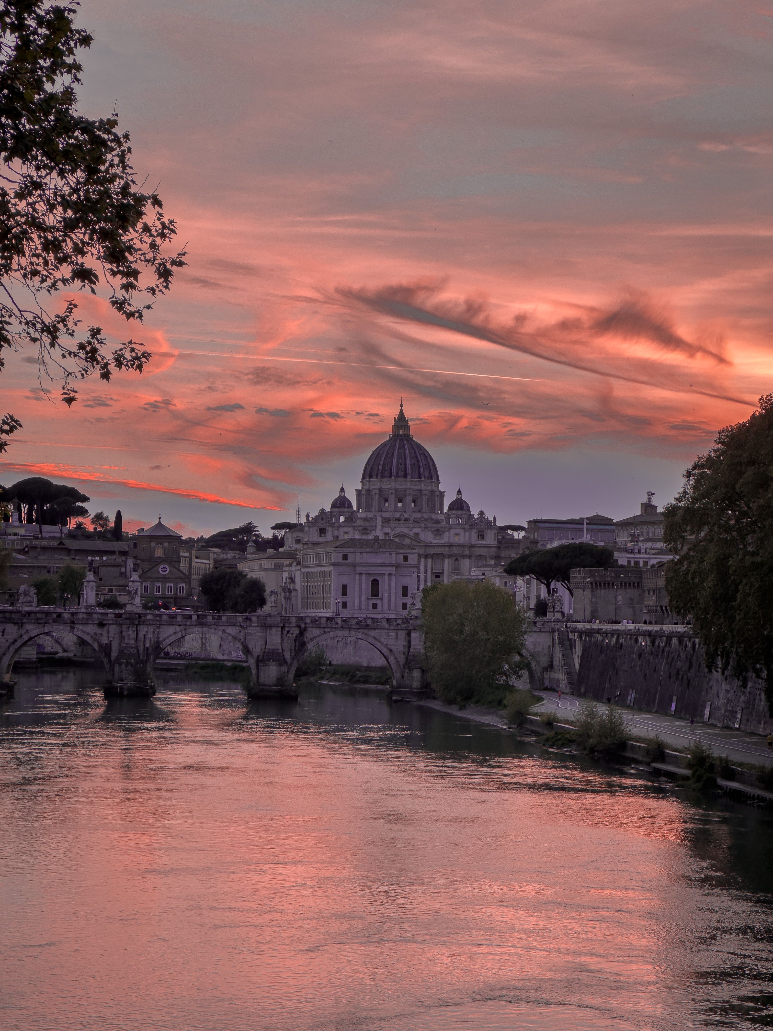Roma al atardecer con sus edificios históricos