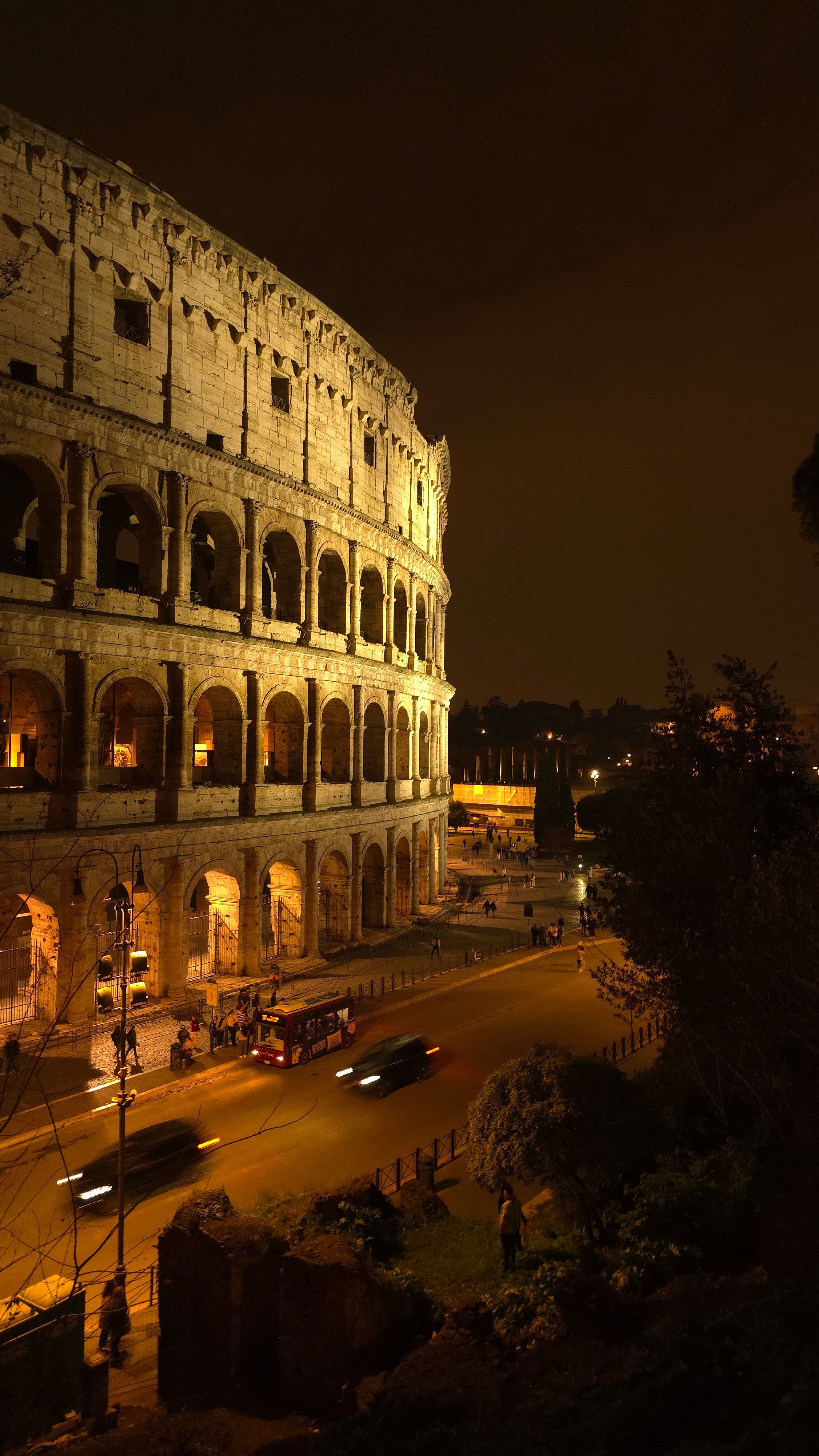Roma iluminada durante la noche
